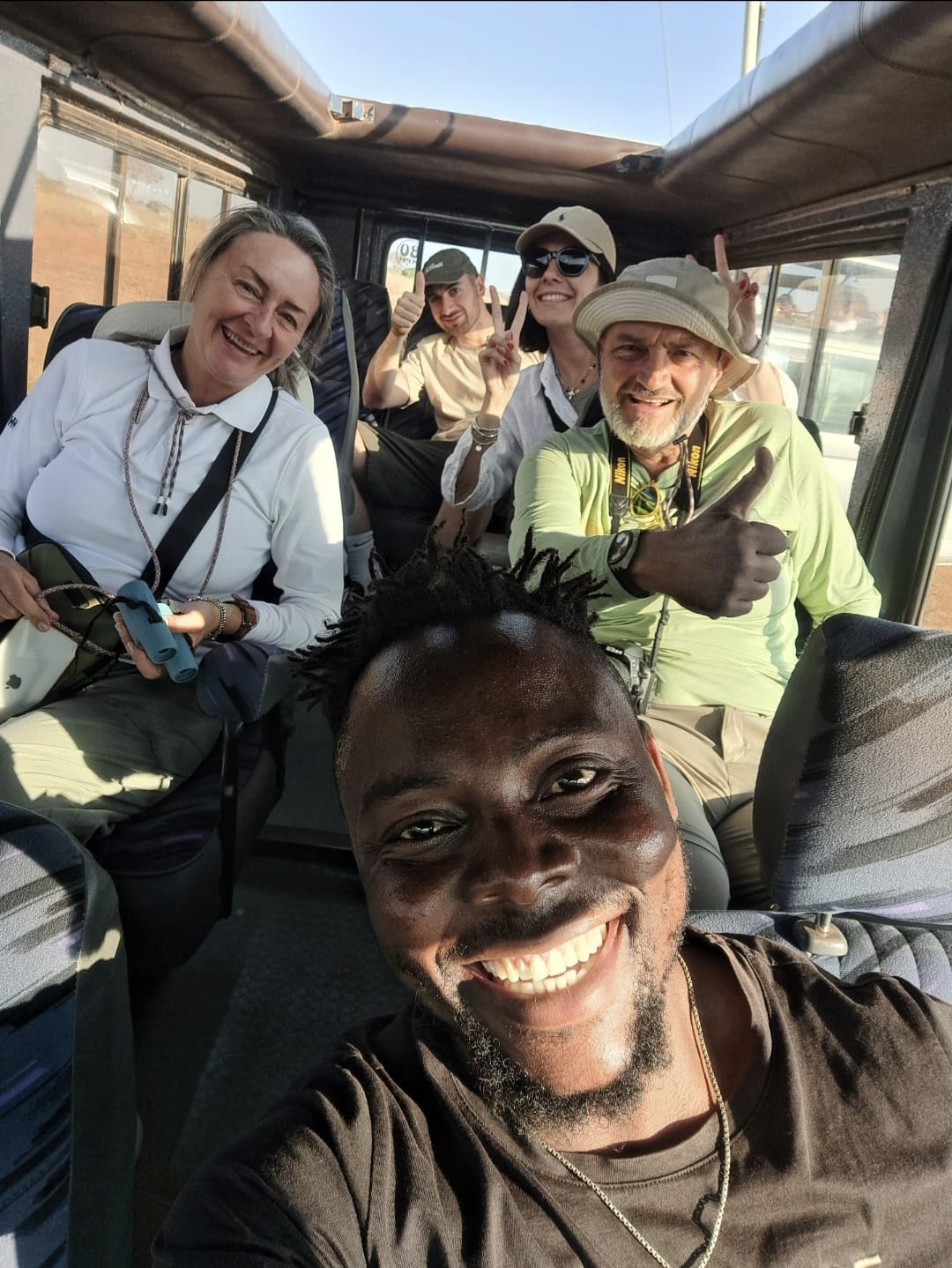 Thomas, guida safari locale in Kenya vicino a una jeep nella savana